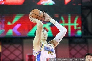 多多28官网-状态火热！周琦半场7中6高效拿下13分7板2帽 前6投全中